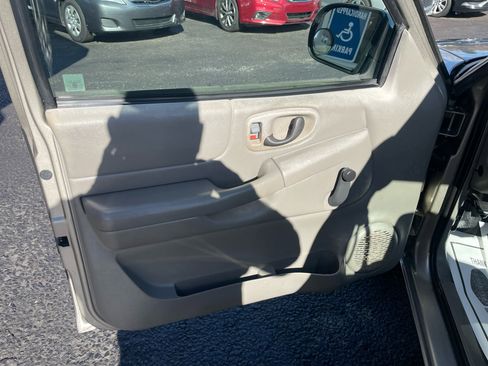 Used 2003 Chevrolet S10 Pickup 2WD Regular Cab image 22