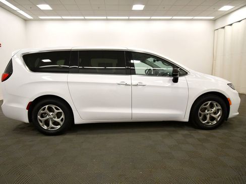 Used 2024 Chrysler Pacifica Limited image 9