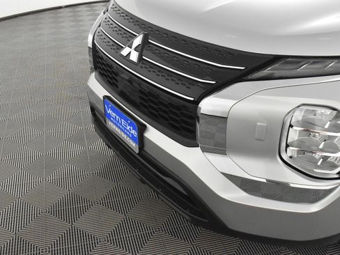 Used 2024 Mitsubishi Outlander ES image 11