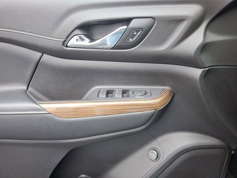 Used 2021 GMC Acadia SLE w/ Driver Convenience Package image 12