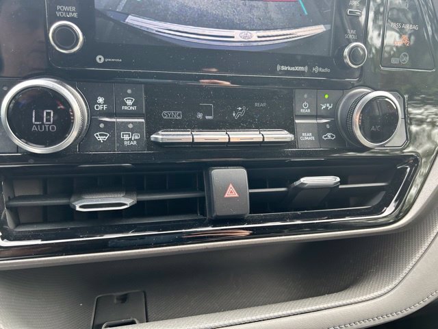 Used 2020 Toyota Highlander XLE AWD/4WD image 17