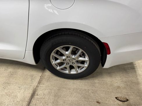 Used 2024 Chrysler Pacifica Touring-L image 9