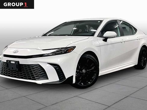 Used 2026 Toyota Camry SE FWD image 1