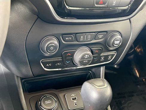 Used 2022 Jeep Cherokee Limited image 15