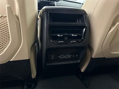 Used 2024 Jeep Grand Cherokee Limited w/ Black Appearance Package image 28