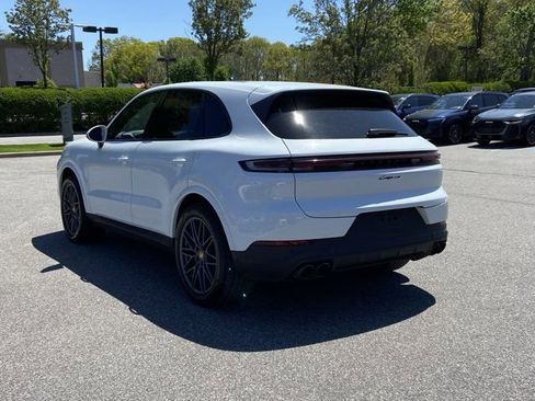 Used 2024 Porsche Cayenne AWD/4WD image 7
