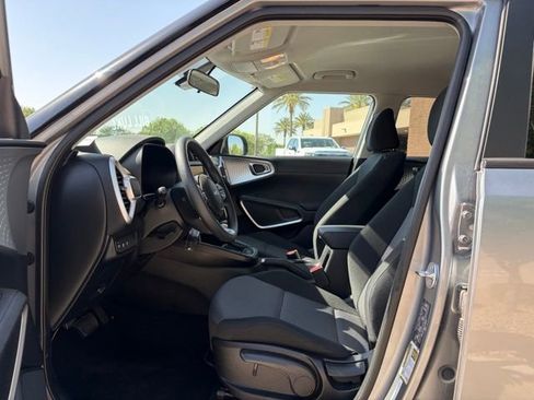 Used 2025 Kia Soul LX w/ LX Technology Package image 9