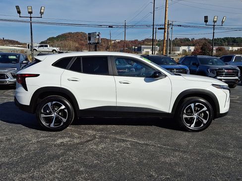 Certified 2025 Chevrolet Trax RS w/ Sunroof Package image 8
