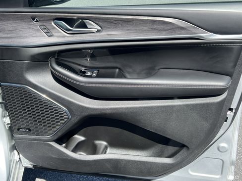 Used 2024 Jeep Grand Cherokee Overland w/ Luxury Tech Group IV image 18