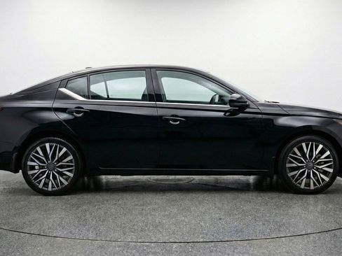 Used 2025 Nissan Altima 2.5 SV image 11