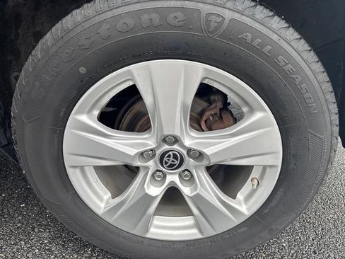 Used 2021 Toyota RAV4 LE AWD/4WD image 18