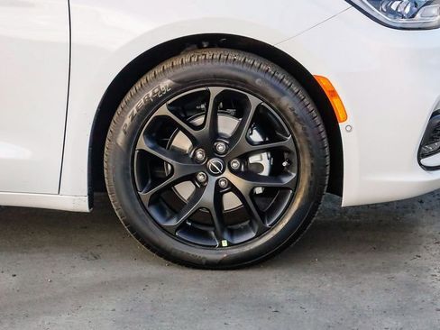 New 2026 Chrysler Pacifica Select w/ S Appearance Package image 11