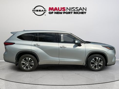 Used 2021 Toyota Highlander XLE AWD/4WD image 19