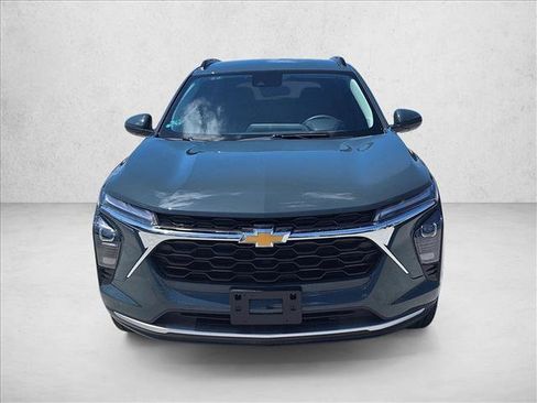 Used 2025 Chevrolet Trax LT FWD image 2