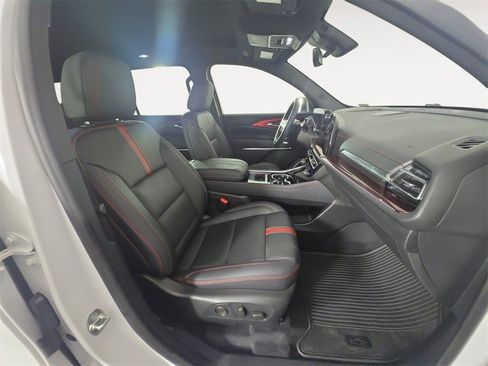 Used 2024 Chevrolet Traverse RS image 15