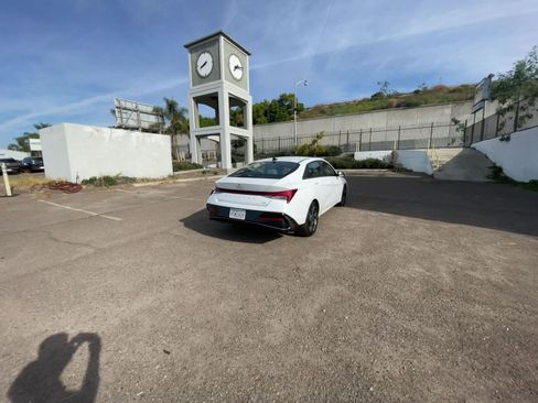 Used 2025 Hyundai Elantra Limited image 14