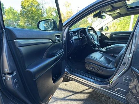Used 2017 Toyota Highlander Limited image 31