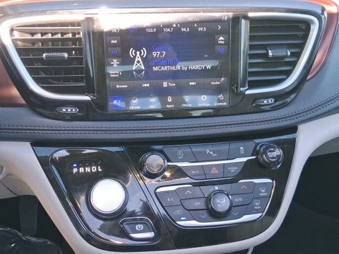 Used 2020 Chrysler Pacifica Limited image 28