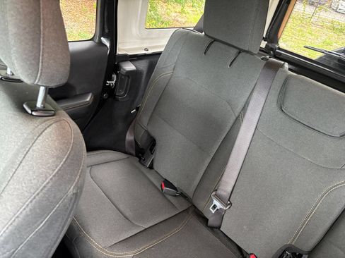 Used 2025 Jeep Wrangler Unlimited Sahara AWD/4WD image 40