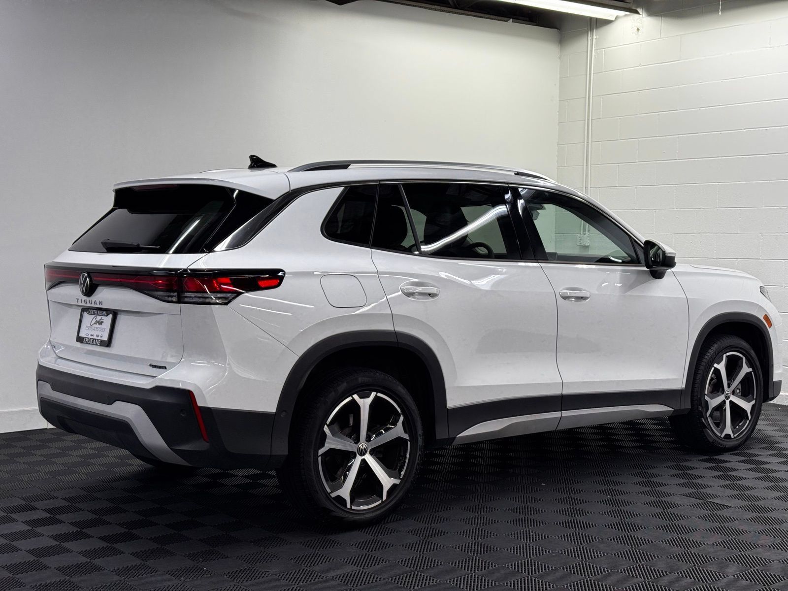 Used 2025 Volkswagen Tiguan SE AWD/4WD image 2