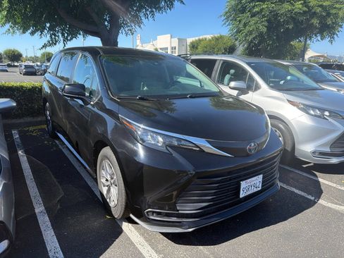 Certified 2024 Toyota Sienna LE FWD image 2