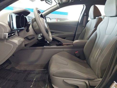 Used 2023 Hyundai Elantra Blue image 9