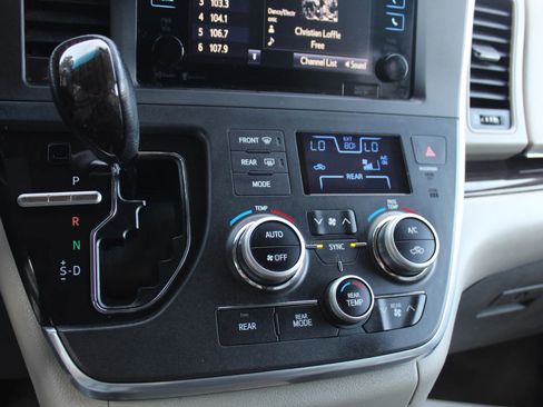 Used 2015 Toyota Sienna XLE Premium image 31