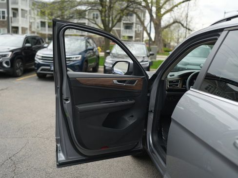 Used 2025 Volkswagen Atlas SE AWD/4WD image 26