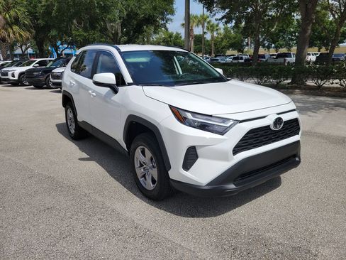 Used 2025 Toyota RAV4 XLE AWD/4WD image 2