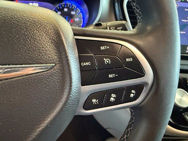 Used 2022 Chrysler Pacifica Touring-L w/ Uconnect Theater Family Group FWD image 18