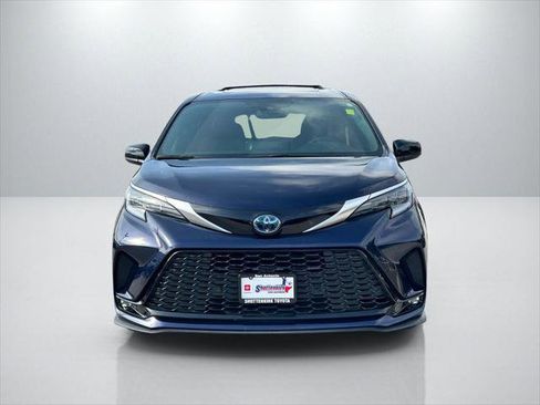 Certified 2022 Toyota Sienna XSE image 2