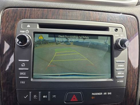 Used 2017 Chevrolet Traverse LT w/ Style and Technology Package FWD image 10