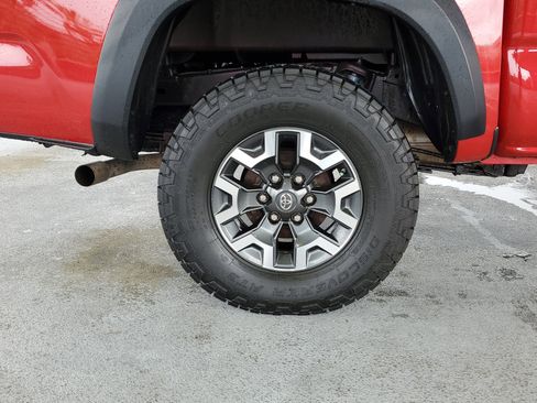 Used 2018 Toyota Tacoma TRD Off-Road AWD/4WD image 6