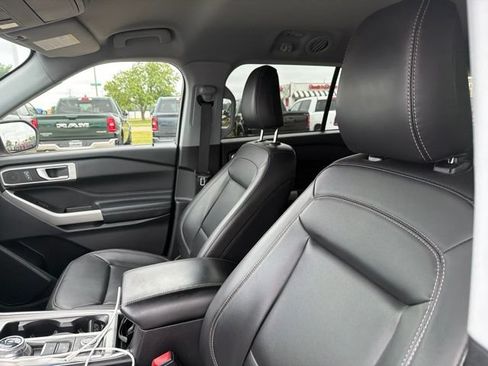 Used 2022 Ford Explorer XLT w/ Equipment Group 202A AWD/4WD image 6