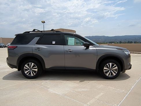 Certified 2022 Nissan Pathfinder SL w/ Lighting Package (N92) image 5