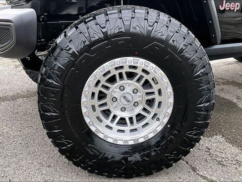 Used 2025 Jeep Gladiator Rubicon w/ Safety Group AWD/4WD image 8