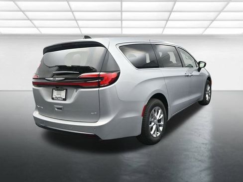 New 2026 Chrysler Pacifica Select image 8