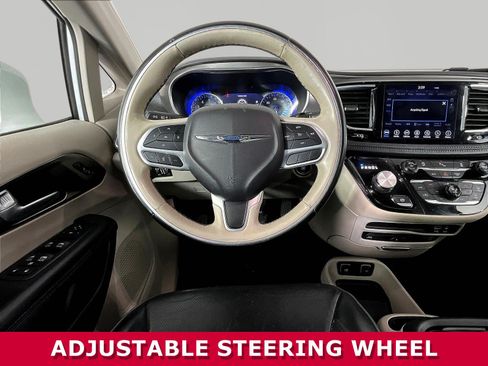 Used 2018 Chrysler Pacifica Limited w/ Tire & Wheel Group FWD image 8