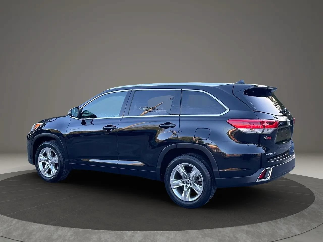 Used 2019 Toyota Highlander Limited FWD image 5