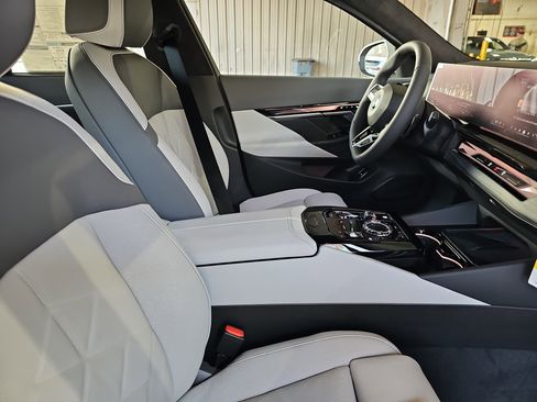 New 2026 BMW 550e xDrive w/ Executive Package AWD/4WD image 10