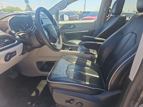 Used 2023 Chrysler Pacifica Limited FWD image 15