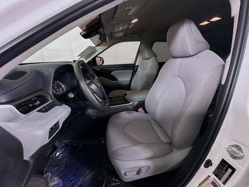 Used 2023 Toyota Highlander L image 12