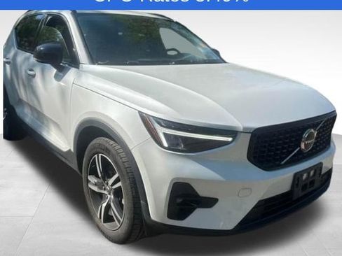 Used 2023 Volvo XC40 B5 Plus w/ Climate Package AWD/4WD image 3