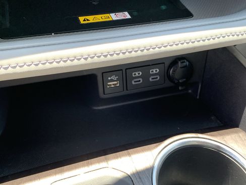 Used 2023 Toyota Highlander Limited FWD image 22