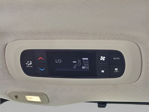 Used 2018 Chrysler Pacifica Limited FWD image 11