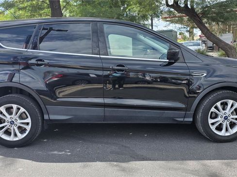 Used 2017 Ford Escape SE FWD image 4