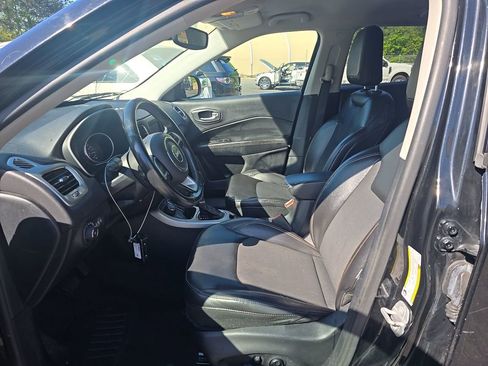 Used 2018 Jeep Compass Latitude w/ Popular Equipment Group AWD/4WD image 2
