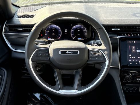 Used 2023 Jeep Grand Cherokee Altitude AWD/4WD image 21