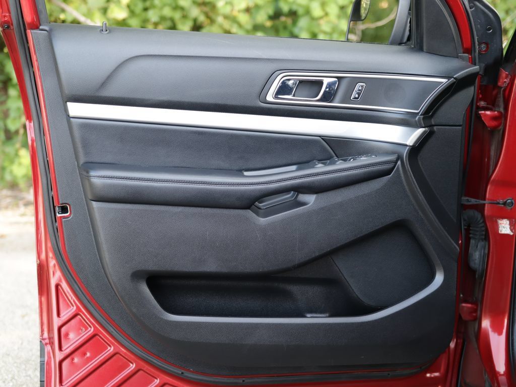Used 2017 Ford Explorer XLT AWD/4WD image 23