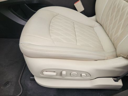 Used 2023 Buick Enclave Avenir w/ Avenir Technology Package FWD image 27